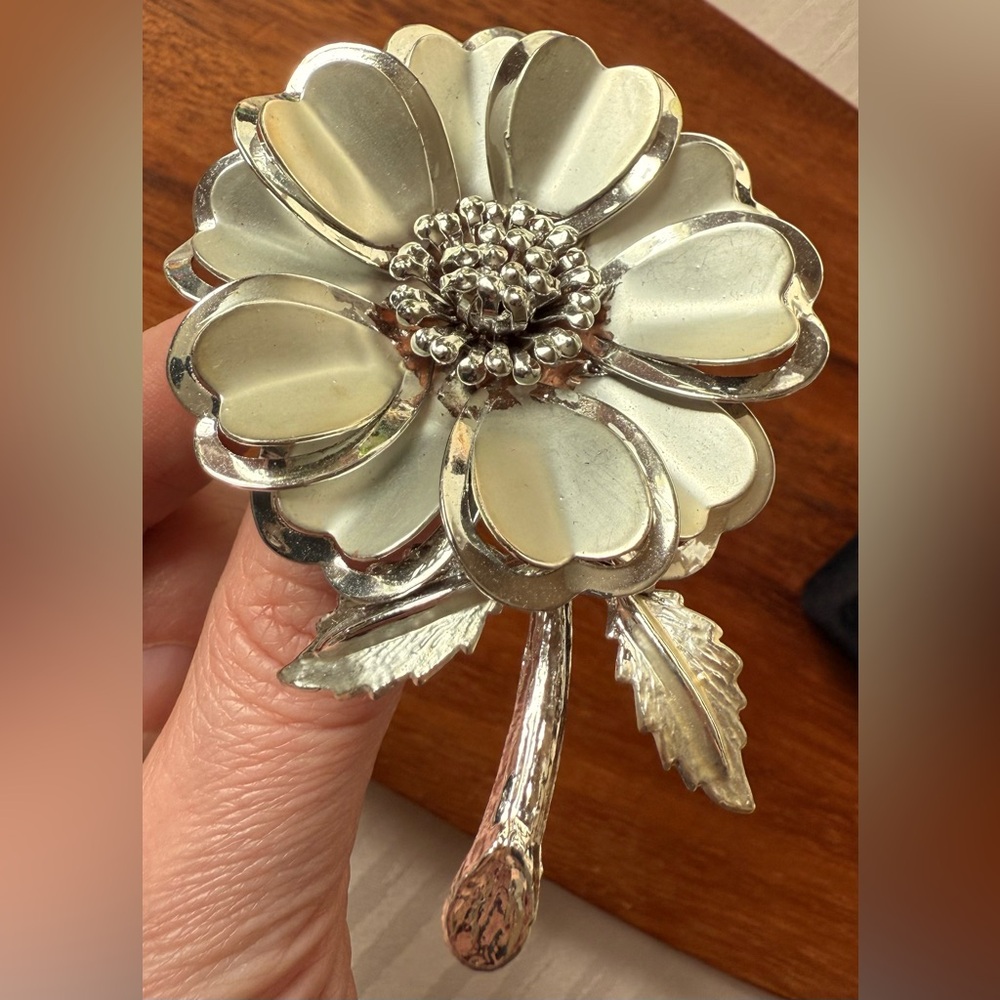 Vintage Silver Tone Floral Flower Brooch Pin - Picture 3 of 6